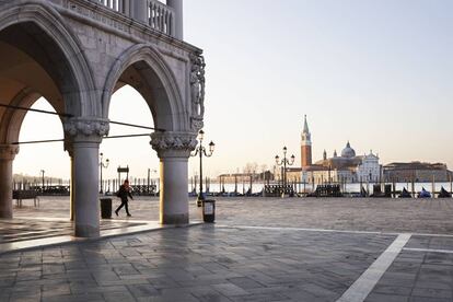 Un peatón en la vacía plaza de San Marcos (Venecia).