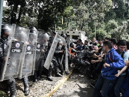 Policías antimotines se enfrentan con estudiantes en una protesta en Caracas (Venezuela), en noviembre de 2019.