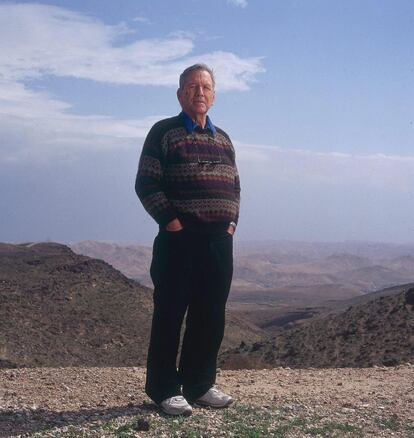 Oz, uno de los escritores israelíes más leídos en el mundo, ganó decenas de premios, entre ellos el Príncipe de Asturias de las Letras (2007) y el Premio Israel de Literatura (1988). En la imagen, retrato del escritor Amos Oz en Arad (Israel), el 26 de febrero de 2007.