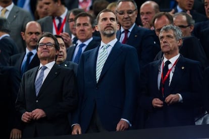 King Felipe (c) with Catalan premier Artur Mas (l) at the King’s Cup final on Saturday.