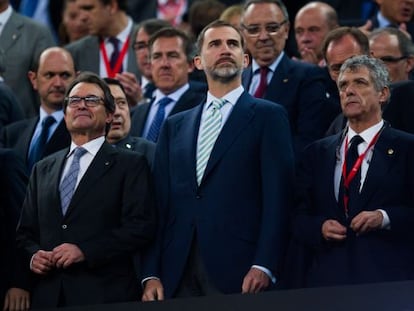 King Felipe (c) with Catalan premier Artur Mas (l) at the King’s Cup final on Saturday.