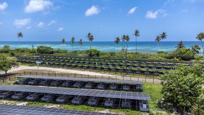 La planta solar en el Parque Nacional del Este Cotubanamá en la Isla Saona.