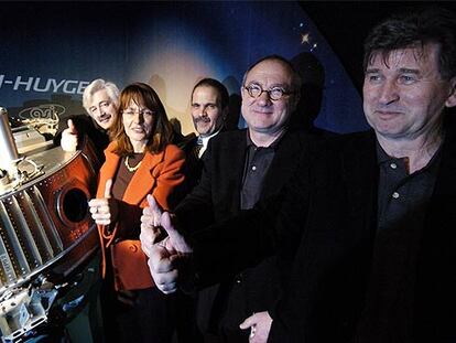 Desde la derecha, Lebreton y Dourdain (ESA), Díaz (NASA), E. Bulmahn, ministra alemana de Investigación, y Southwood (ESA).