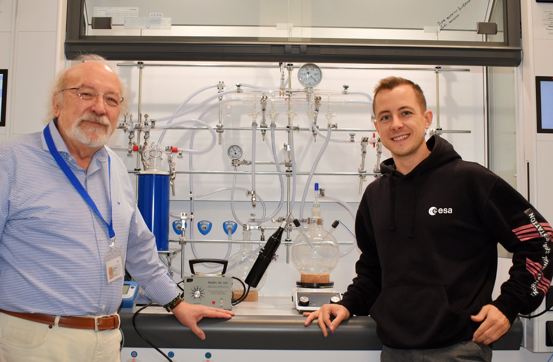 Los científicos Juan Manuel García Ruiz (izquierda) y Christian Jenewein, en su laboratorio del Donostia International Physics Center, en San Sebastián.