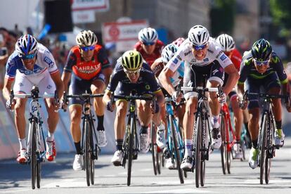 Jungels, de blanco, segundo por la derecha, se impone a Nairo, a su izquierda, en el sprint de Bérgamo.