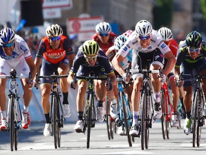 Jungels, de blanco, segundo por la derecha, se impone a Nairo, a su izquierda, en el sprint de Bérgamo.