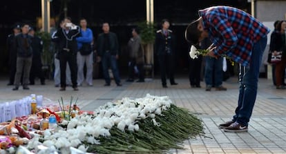 Un hombre rinde homenaje a las víctimas de un ataque terrorista en Kunming, en la provincia china de Yunnan, el viernes.