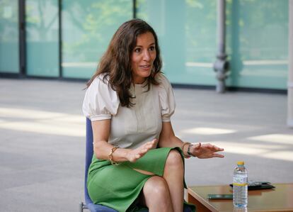 La presidenta de la Asamblea, en el patio de la Cámara regional, durante la entrevista. 