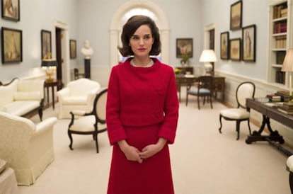 Natalie Portamn interpreta Jackie Kennedy no filme <i>Jackie</i>.