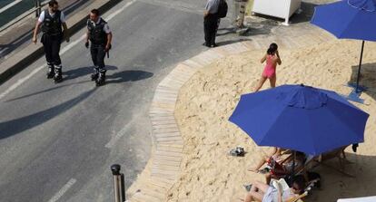 Dos polic&iacute;as, ayer en la playa artificial de Par&iacute;s. 