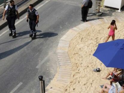 Dos polic&iacute;as, ayer en la playa artificial de Par&iacute;s. 