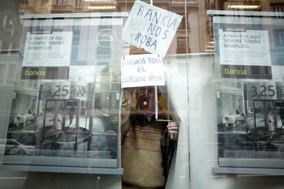 Uno de los encerrados en la sucursal de Bankia de la Gran Vía de Madrid.