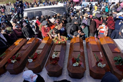 Siete ataúdes de personas asesinadas en el pueblo de Chiquix, Guatemala, el 20 de diciembre de 2021.  Al menos 13 personas murieron entre ellas mujeres, niños y un policía, en un disputa de tierras entre pueblos indígenas.