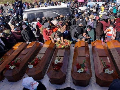 Siete ataúdes de personas asesinadas en el pueblo de Chiquix, Guatemala, el 20 de diciembre de 2021.  Al menos 13 personas murieron entre ellas mujeres, niños y un policía, en un disputa de tierras entre pueblos indígenas.