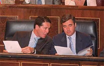 Los ministros del Interior y de Justicia, Ángel Acebes y José María Michavila, ayer, en el Congreso.