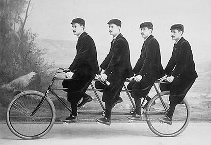 Cuatrillizos en un tándem de cuatro plazas. Hacia 1900. Colección de la Biblioteca Nacional.