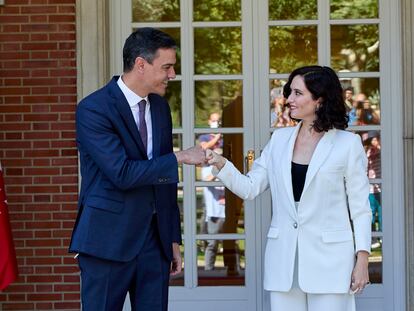 El presidente del Gobierno, Pedro Sánchez, recibe a la presidenta de la Comunidad de Madrid, Isabel Díaz Ayuso, el 9 de julio de 2021.