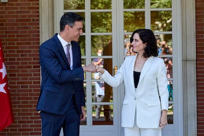 Pedro Sánchez e Isabel Díaz Ayuso se saludan antes de su reunión del 9 de julio.