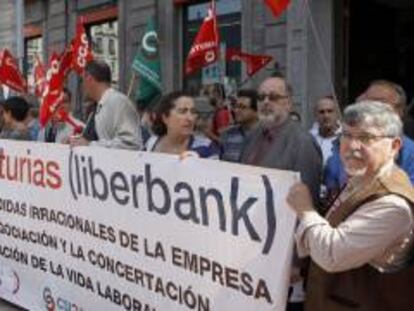 Representantes sindicales de Liberbank, concentrados ante la sede de Cajastur en Oviedo. EFE/Archivo