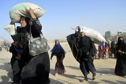 Mujeres desplazadas por la violencia de los militantes del Estado Islámico, llegan a una base militar en Ramadi, Irak.