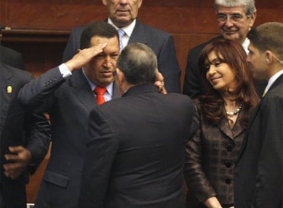 El presidente venezolano Hugo Chávez saluda al cubano Raúl Castro en presencia de Cristina Fernández.