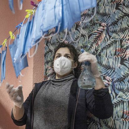 La periodista Anxela desinfectando mascarillas.