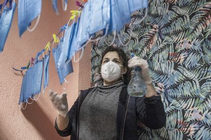 La periodista Anxela desinfectando mascarillas.