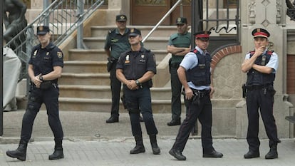 Miembros de la Guardia Civil, de la Polic&iacute;a Nacional y de los Mossos d&#039;esquadra en la puerta de la Delegaci&oacute;n del Gobierno en Barcelona.