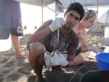 O ambientalista Jairo Mora na praia Moín, Costa Rica em 2011.