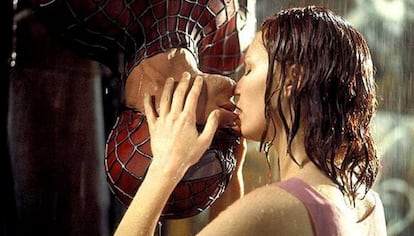 e novo, Kirsten Dunst. Desta vez com Tobey McGuire, o Homem-Aranha escolhido por Sam Raimi, que o colocou pendurado de cabeça para baixo para uma das imagens mais imitadas. E com a chuva, que por si só daria para todo um subgênero de beijos fílmicos: 'Bonequinha de Luxo', 'Diário de uma Paixão', 'Depois do Vendaval', 'Cantando na Chuva' ou o tórrido romance de 'Ponto Final – Match Point'.