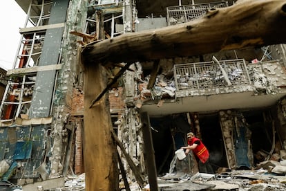 Un trabajador limpia un edificio de viviendas en Kiev, este domingo.