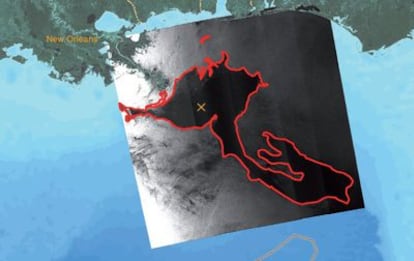 En la imagen se superpone la extensión del vertido del Golfo de México, detectada por el radar de apertura sintética del satélite <i>Envisat</i>, sobre un mapa de la zona.