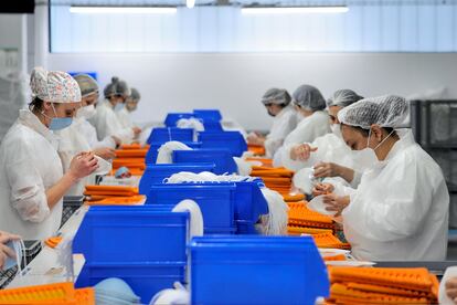 Fábrica de Arneplant en Arnedo donde se producen mascarillas con maquinaria para hacer plantillas.
