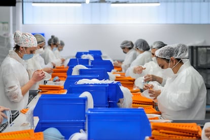 Fábrica de Arneplant en Arnedo donde se producen mascarillas con maquinaria para hacer plantillas.