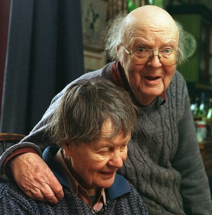 John Bayley en 1999 en su casa de Oxford con su esposa Iris Murdoch enferma de Altzheimer, quien murió menos de dos meses después de que fuera tomado el retrato.