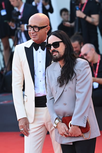 Marco Bizzarri, presidente y CEO de Gucci, y el director creativo de la firma, Alessandro Michele, asistieron al estreno de la película de protagonizada por Harry Styles, que luce conjuntos de su marca en muchas de sus apariciones.