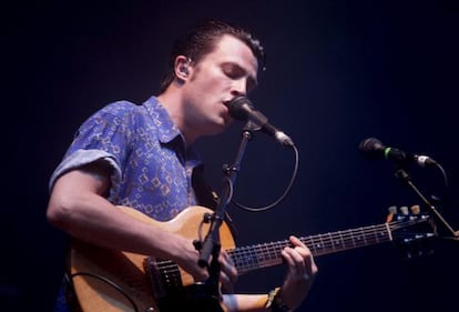 El cantante de la banda brit&aacute;nica Macabees, Orlando Weeks, en el concierto de anoche en el Festival Internacional de Benic&aacute;ssim.