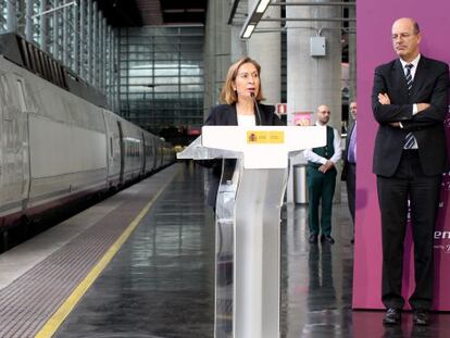 La ministra de Fomento, Ana Pastor, y el presidente de Renfe, Pablo V&aacute;zquez, junto a un AVE en la estaci&oacute;n de Atocha. / P. Monge