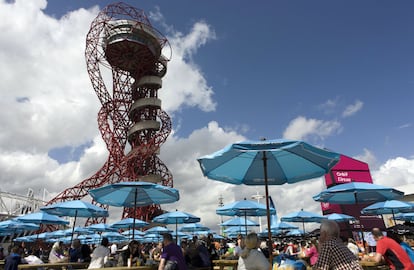 <b>ARCELORMITTAL ORBIT, LONDRES (REINO UNIDO) / ANISH KAPOOR. </b>Inaugurado para los Juegos Olímpicos de Londres de 2012, sus 114,5 metros de altura lo convierten en la obra de arte pública más grande del Reino Unido. Está hecho de acero y cuenta con dos plataformas panorámicas. Hay ascensor, pero quien se atreva, puede subir los 455 escalones. “Quería lograr la sensación de inestabilidad, de movimiento. (…) Hemos elegido una forma fluida, que cambia a medida que uno camina alrededor de la pieza”, escribió Anish Kapoor sobre su proyecto.