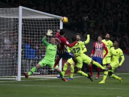 El Atlético y el Barça se neutralizan en un partido muy bloqueado, sin más avisos en las áreas que los goles de los rebeldes  Costa y Dembélé
