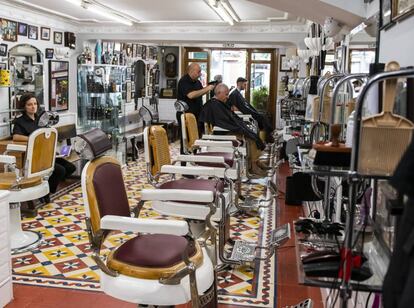 Interior de la barbería El Kinze de Cuchilleros, en Madrid.