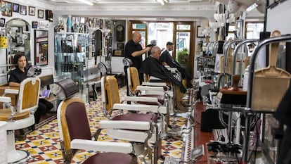 Interior de la barbería El Kinze de Cuchilleros, en Madrid.