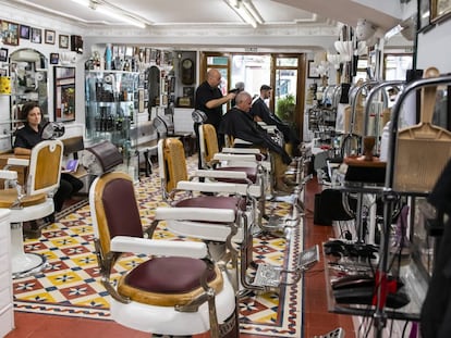 Interior de la barbería El Kinze de Cuchilleros, en Madrid.