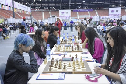 La selecci&oacute;n femenina de Palestina, a la derecha, frente a la de Guyana en la &uacute;ltima ronda de la Olimpiada de Bak&uacute;, el pasado 12 de septiembre