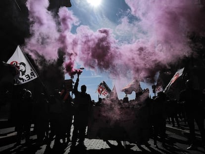 Manifestantes asisten a la protesta en Niza, este martes.