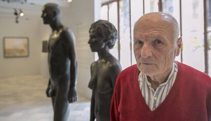 Antonio López junto a 'Hombre' y 'Mujer, en la sala Lluís Millet del Palau.