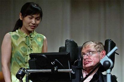 Una estudiante china saluda a Stephen Hawking en el Gran Salón Pueblo de Pekín el 21 de junio pasado.