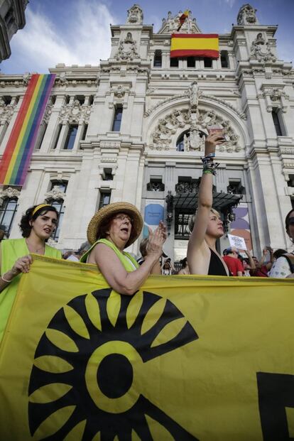 Unas manifestantes, delante de la sede del Ayuntamiento.