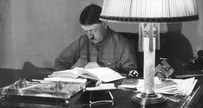 Hitler lee en su despacho de Múnich en 1934.