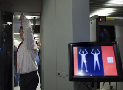 Las autoridades de EE UU han aumentado las medidas de seguridad tras el atentado fallido en el vuelo Ámsterdam-Detroit